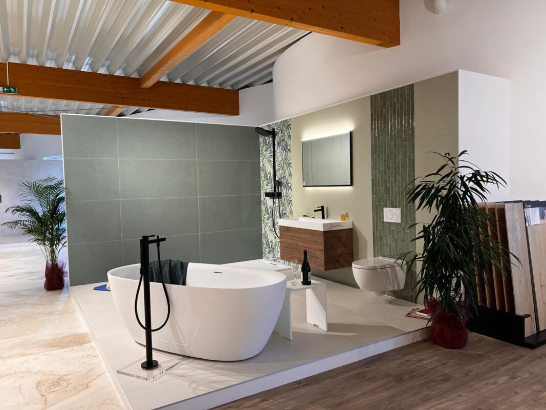 Schaubad mit Badewanne und grünen Fliesen im Keravin Schauraum