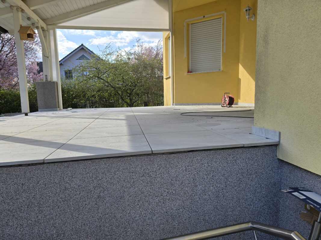 Verlegte Terrasse mit Feinsteinzeug