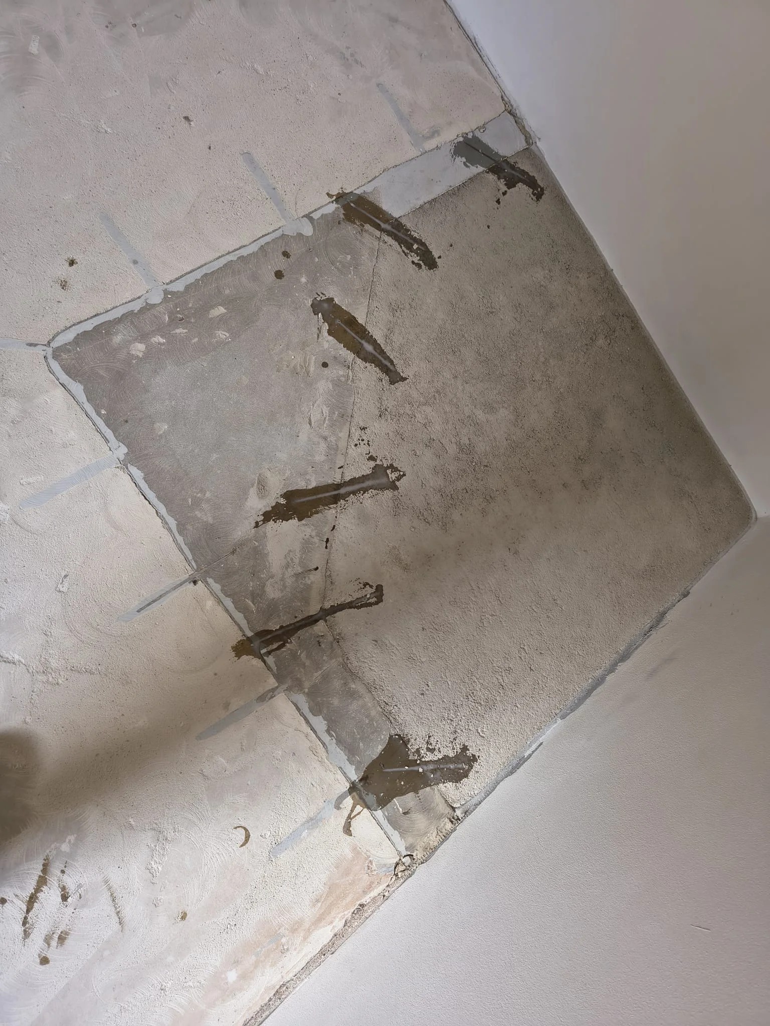 Verklammerter Estrich bei der Badsanierung in Bernhardsthal