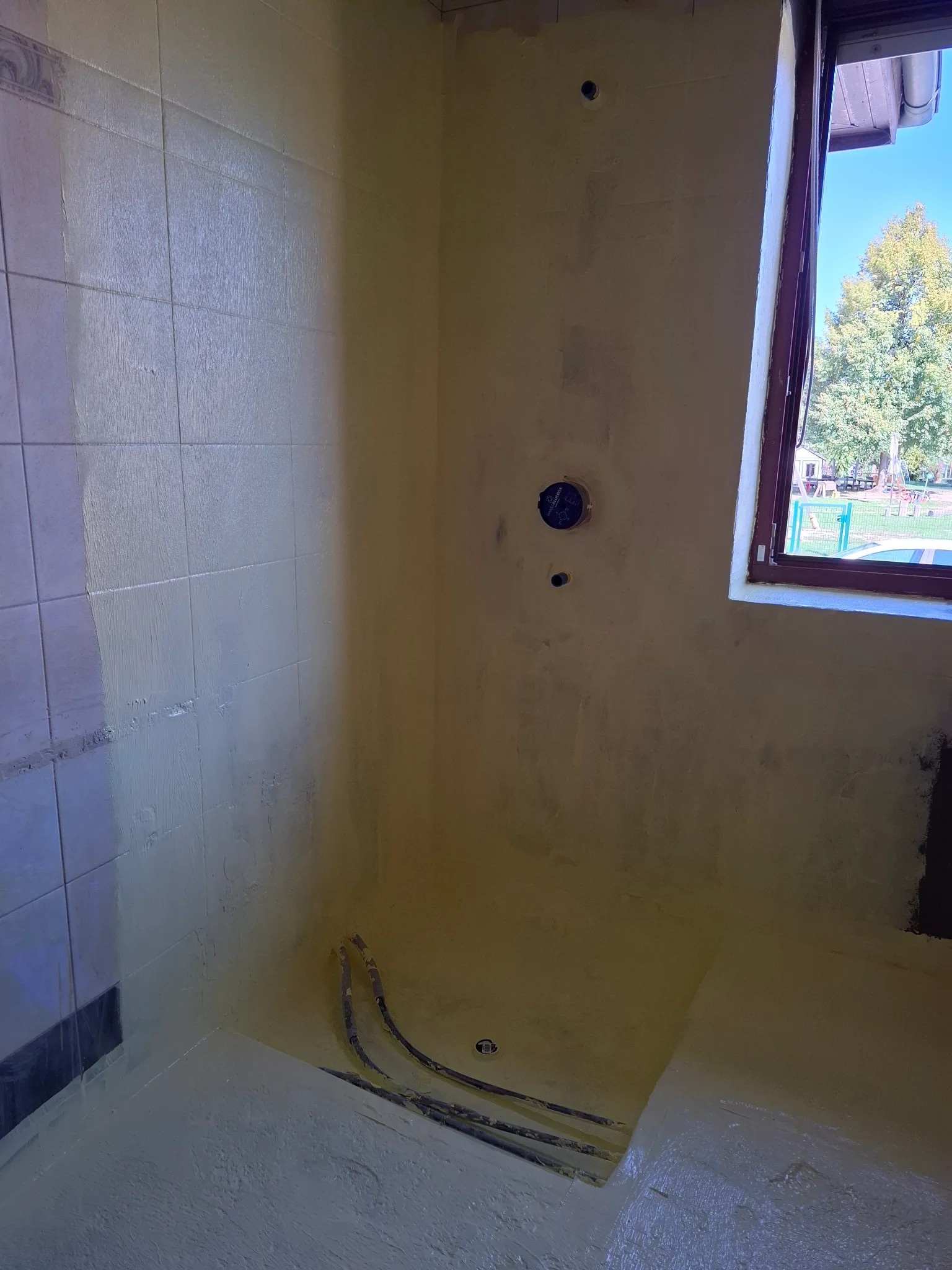 Neu aufgebauter Bodenbereich mit Schnellestrich im Badezimmer