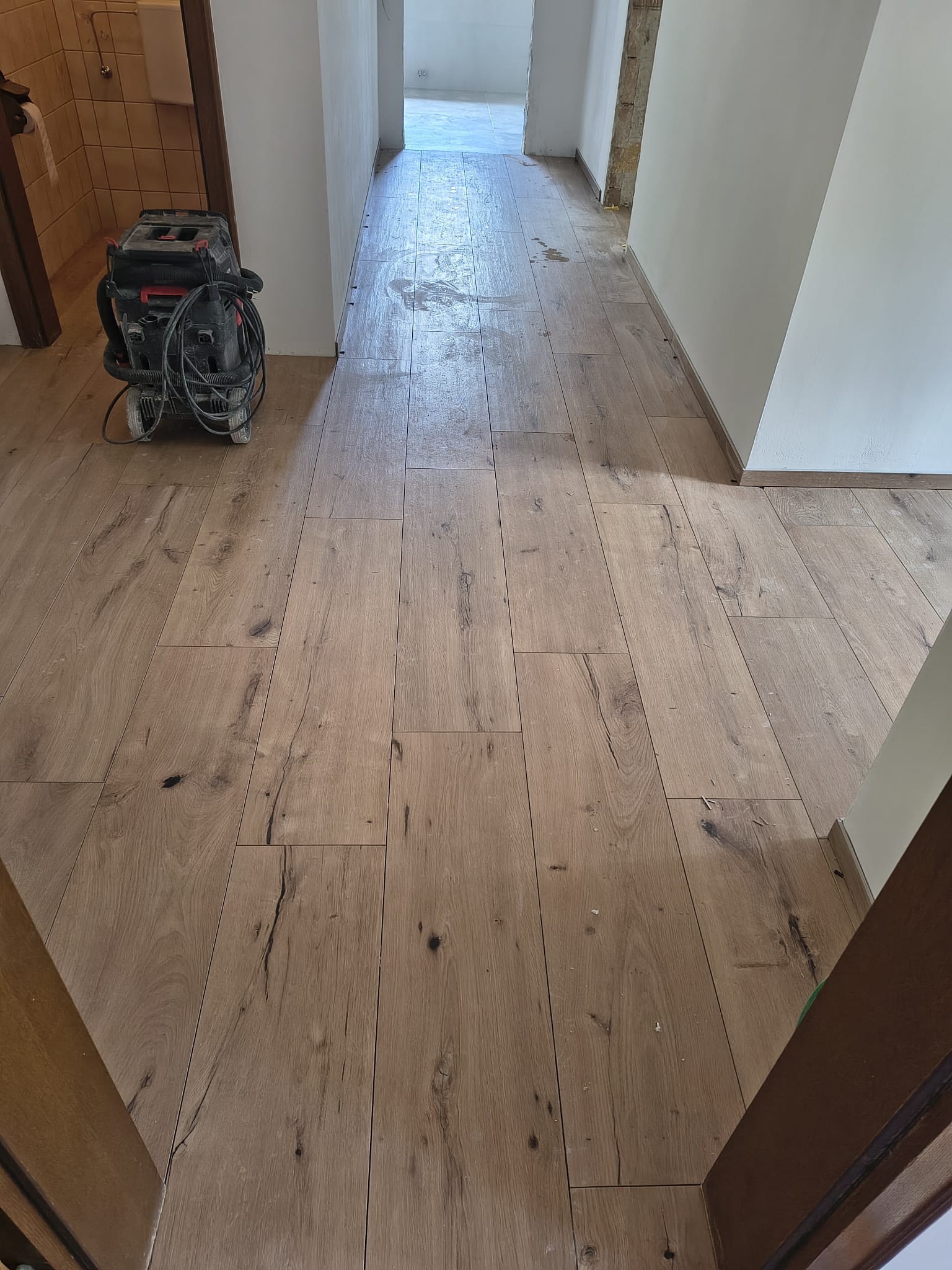 Gazzini Charme Warm Holzoptik im Vorraum in Zwingendorf