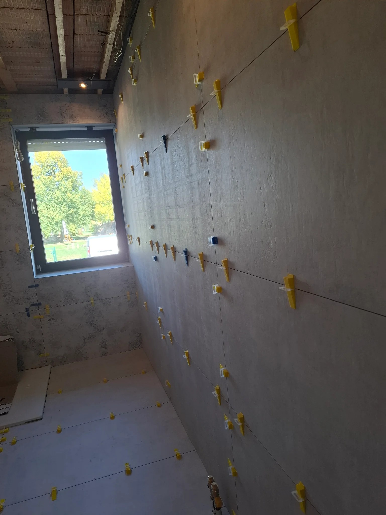 Verlegung neuer Wandfliesen über dem vorbereiteten Bestand