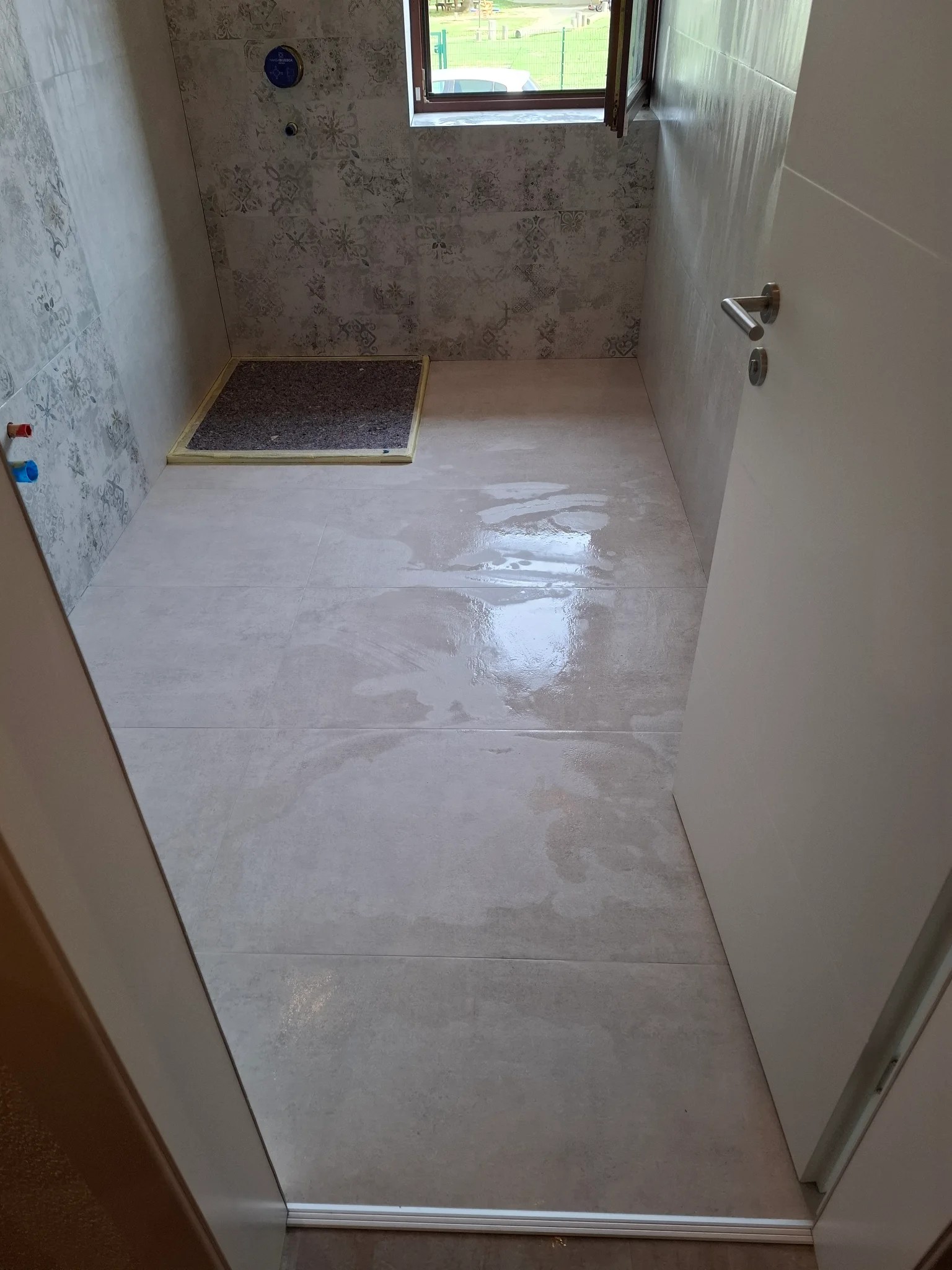 Ce.Dam Ceramiche Volterra Decoro Goglio Grigio im Badezimmer