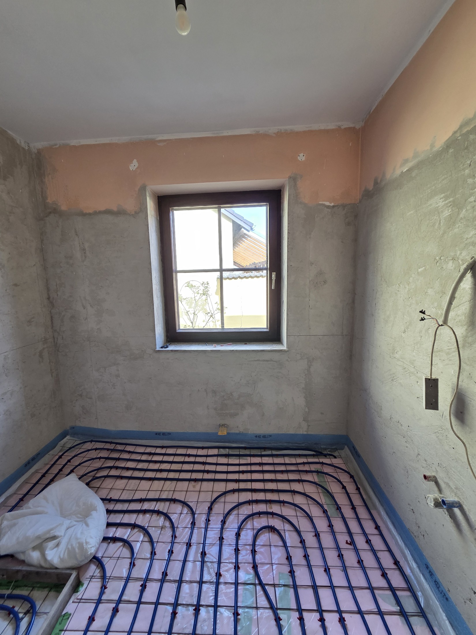 Badezimmer während der Vorbereitung mit Fußbodenheizung in Zwingendorf