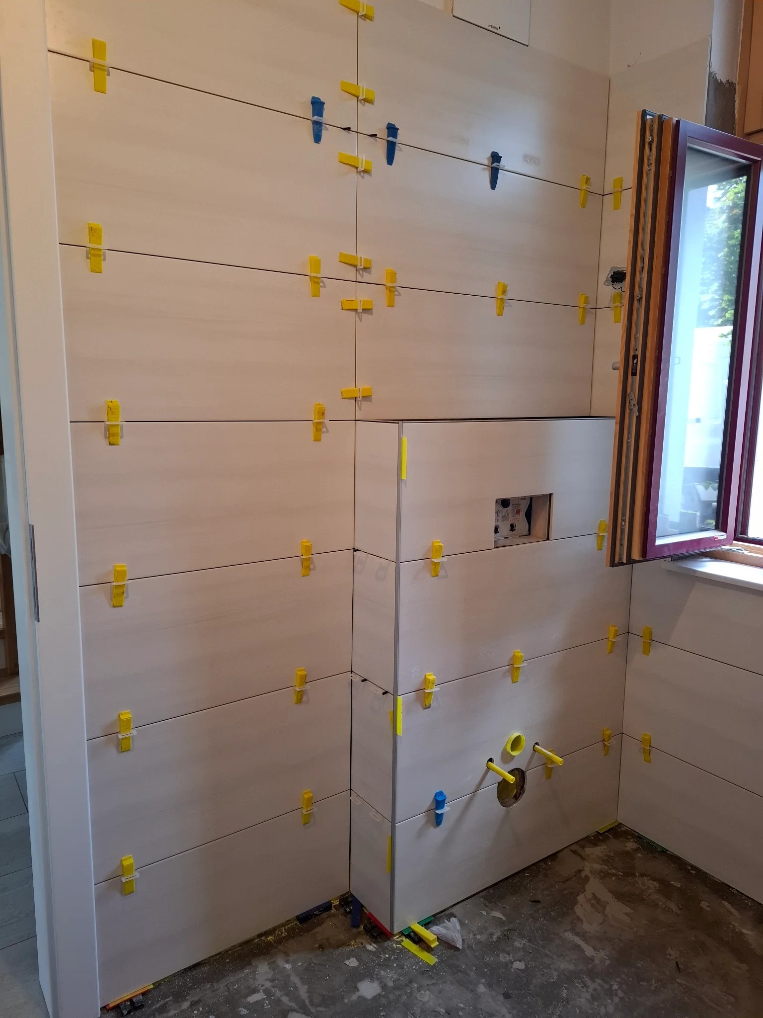 Großformatige Wandfliesen während der Badsanierung in Hohenau