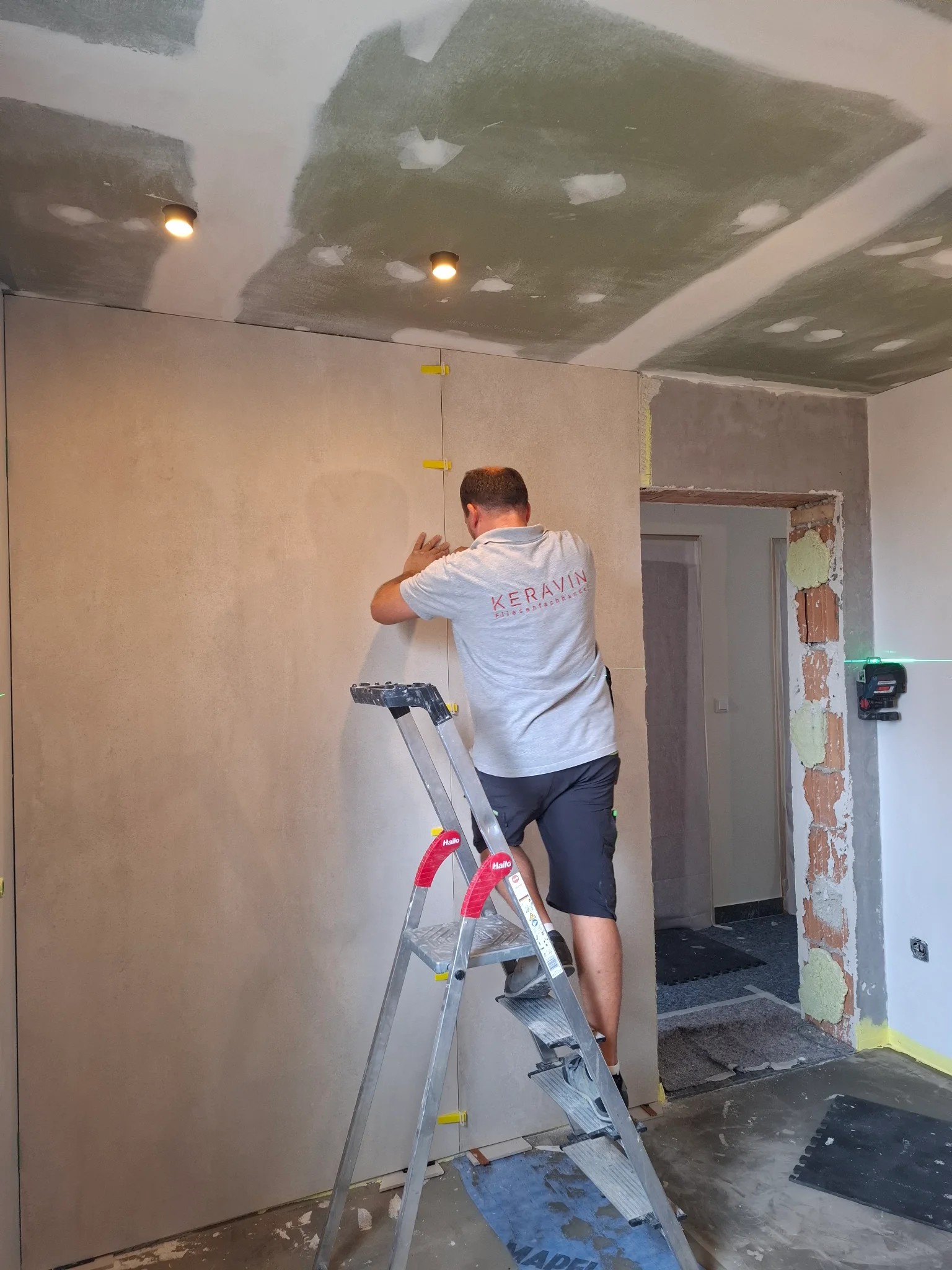 Präzise XXL-Fliesenverlegung im Badezimmer in Bernhardsthal