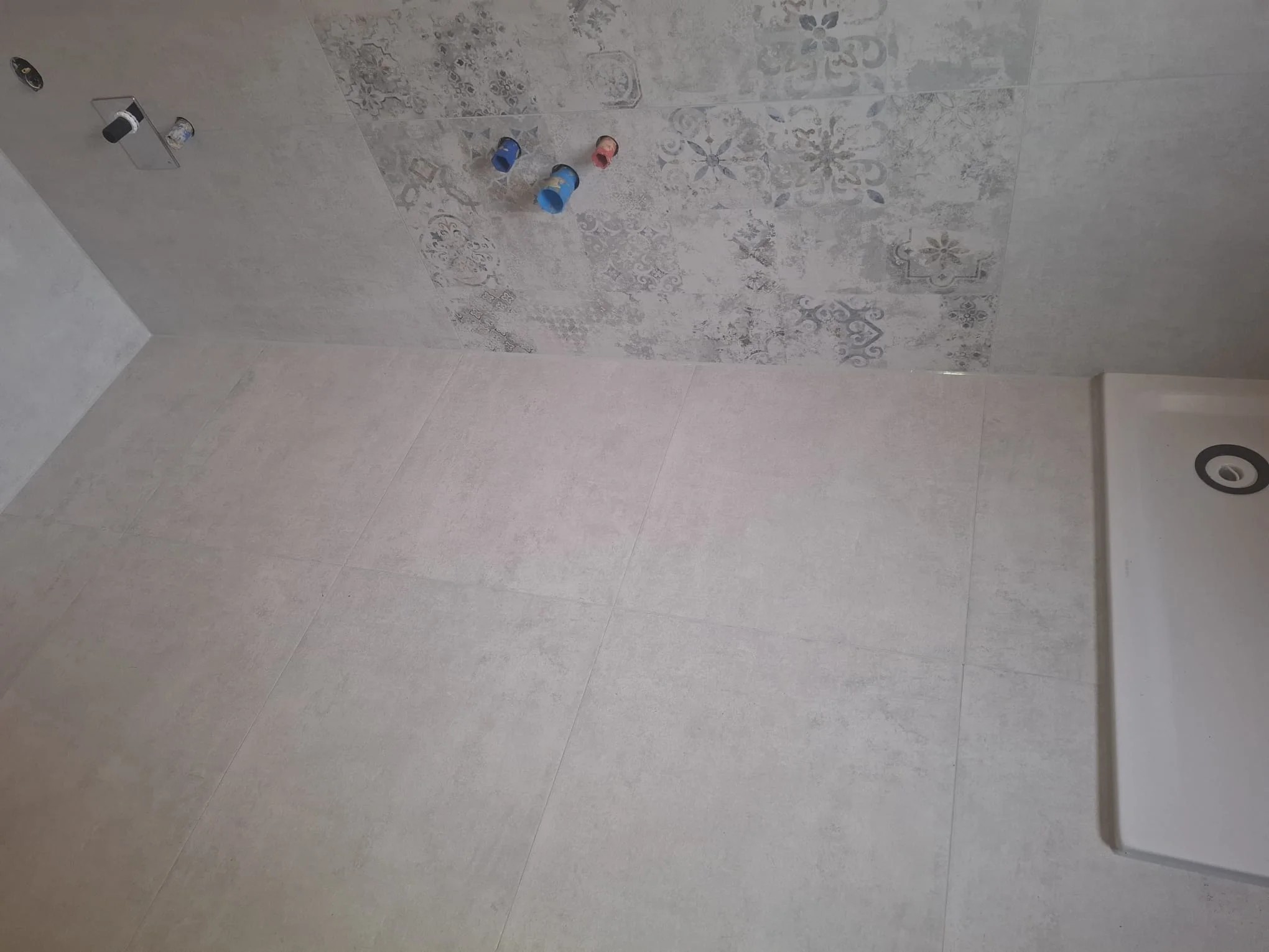 Dekorfläche im sanierten Badezimmer in Jedenspeigen