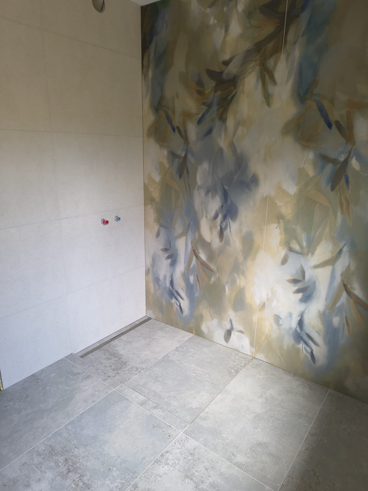 Badezimmer mit Ylico Flower Falls XXL-Dekorfläche in Zwingendorf